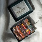 Mini caja Dulce Alma abierta con cinco bolsitas de dulces mexicanos: garapiñados, cacahuate enchilado, tamarindo, gomitas y ates